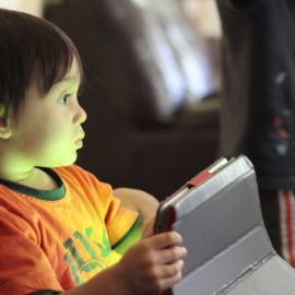 Zamiast smoczka? – o smartfonach i tabletach w życiu dziecka