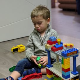 Dlaczego tak się zachowujesz? – czyli o rozpoznawaniu intencji działań dzieci